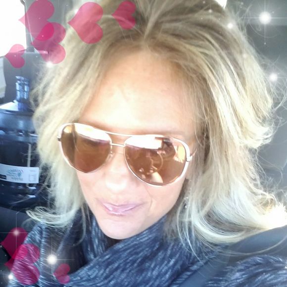 Meet your Posher, Stephanie - Picture 1 of 1